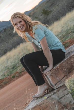 Reade Tillman, who is a third year resident at Duke University in Anesthesiology, planning on completing fellowships in Critical Care and Regional Anesthesia, sits outside in the middle of a rural country landscape, smiling at the camera.