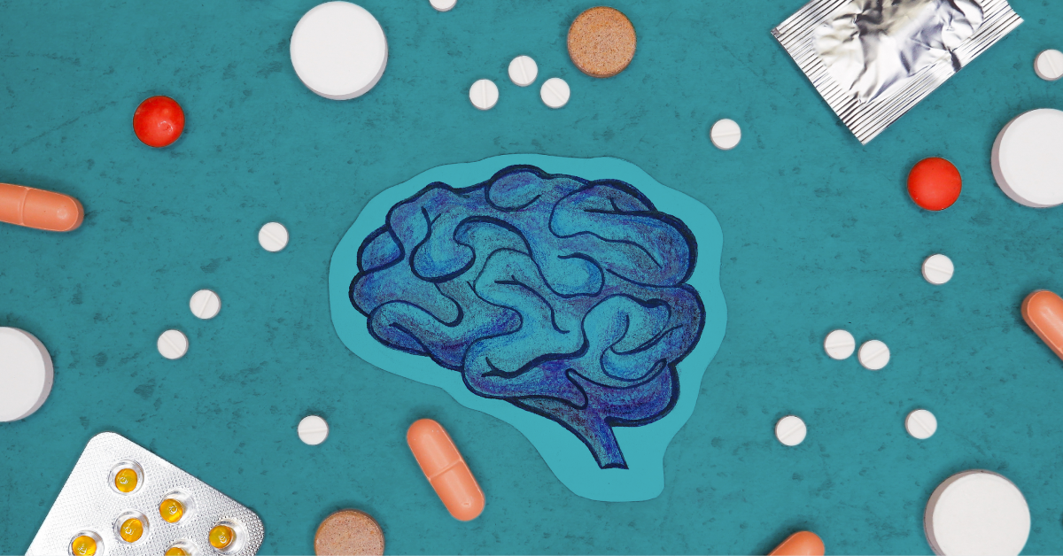 Anzeichen der Psychose: Ein gemaltes, blaues Gehirn umgeben von verschiedenen Pillen