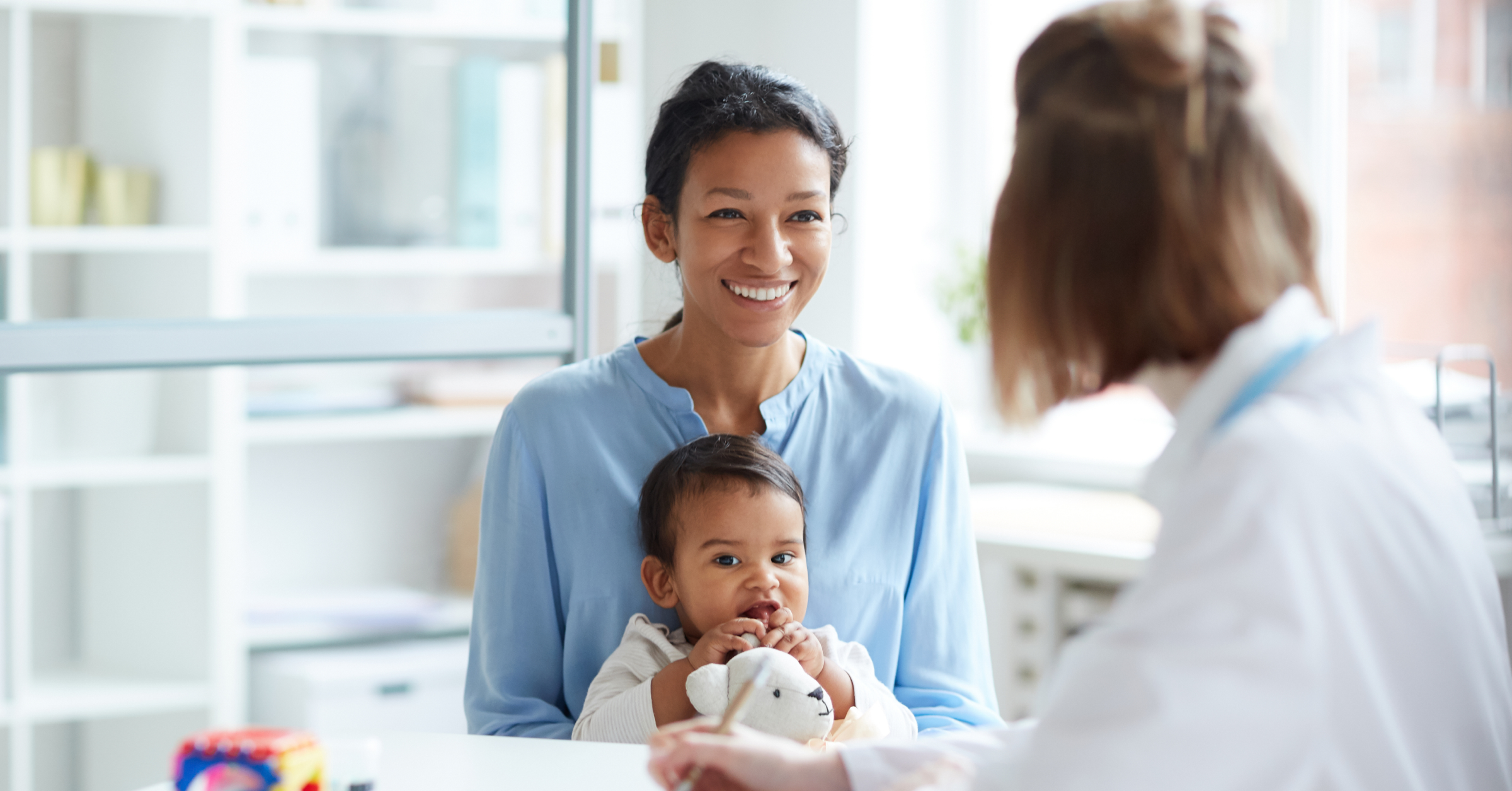 Ärztin berät Mutter mit Kind. Gesundheitskompetenz im AMBOSS-Blog.